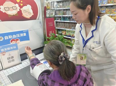 为老年人提供免费健康检测服务。劳动报记者陆燕婷 摄影